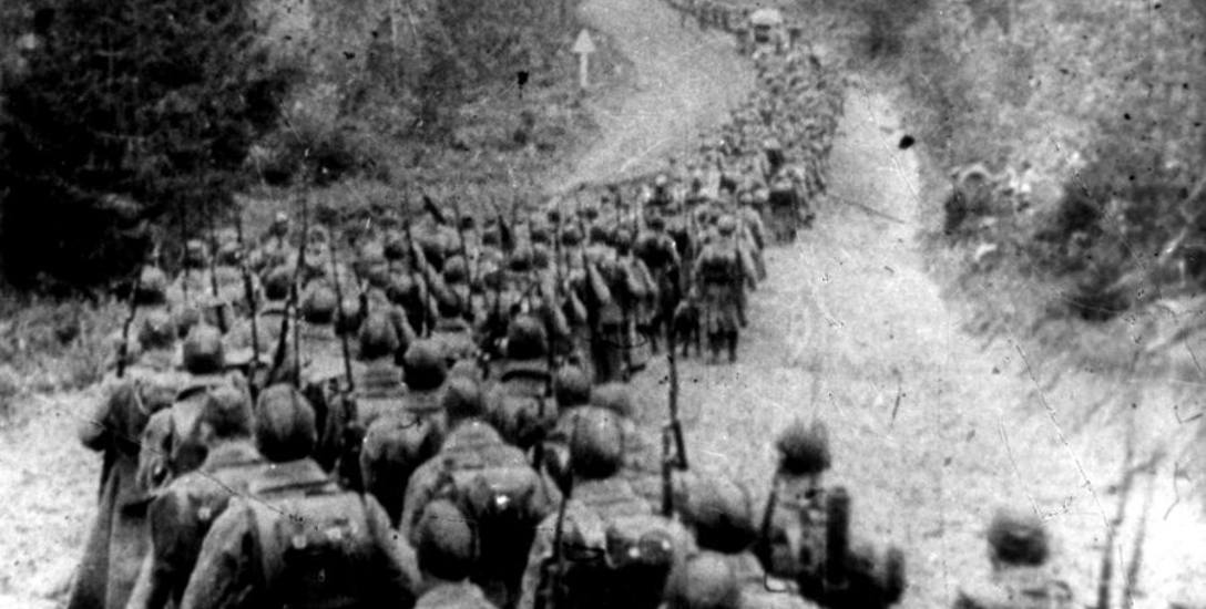 Kolumny piechoty sowieckiej wkraczające do Polski 17.09.1939