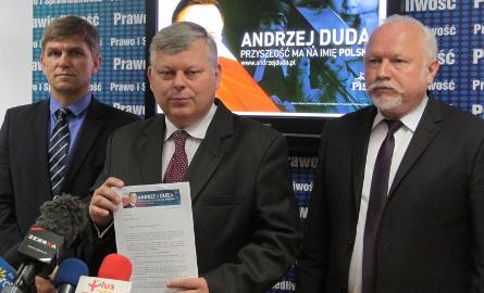 Do głosowania na Andrzeja Dudę namawiali posłowie z Klubu Poselskiego PiS (od lewej): Krzysztof Sońta, Marek Suski i Dariusz Bąk.