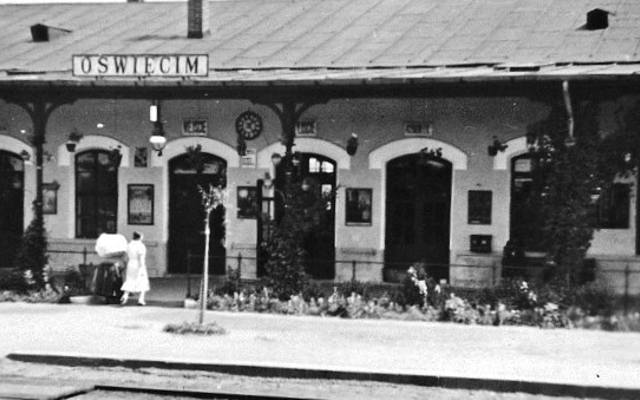 Dworzec kolejowy w Oświęcimiu zmieniał się na przestrzeni dziesięcioleci. Historia zapisana na zdjęciach archiwalnych. Galeria