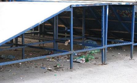 Pod przeszkodami przy ulicy Narutowicza znajduje się pełno śmieci, których nikt nie sprząta.