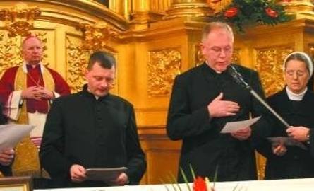 Przysięgę składają członkowie trybunału: księża: Dariusz Gącik, Wojciech Wąsik, Karol Stach i siostra Lucjana Mucha.