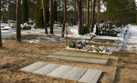 Przykryty płytami grób, gdzie spocznie ciało Michała Kołka.
