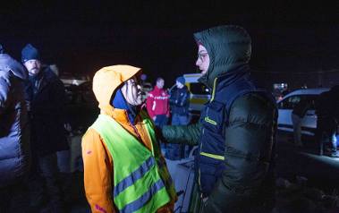 Wolontariusze i wolontariuszki na przejściu granicznym w Medyce wykonują gigantyczną pracę. Dwadzieścia cztery godziny na dobę wspierają osoby uciekające