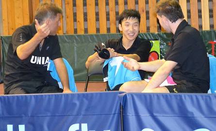 Li Bochao (w środku) miał powody do radości. Z lewej trener Piotr Szafranek, z prawej Bartosz Such