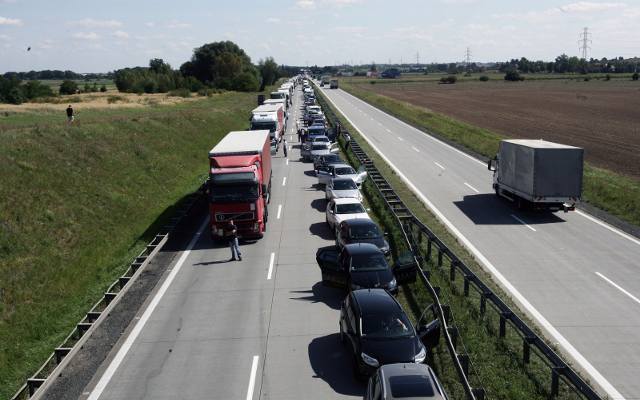 Polacy ruszyli na długi weekend majowy. Uwaga kierowcy! Gigantyczne korki na autostradach