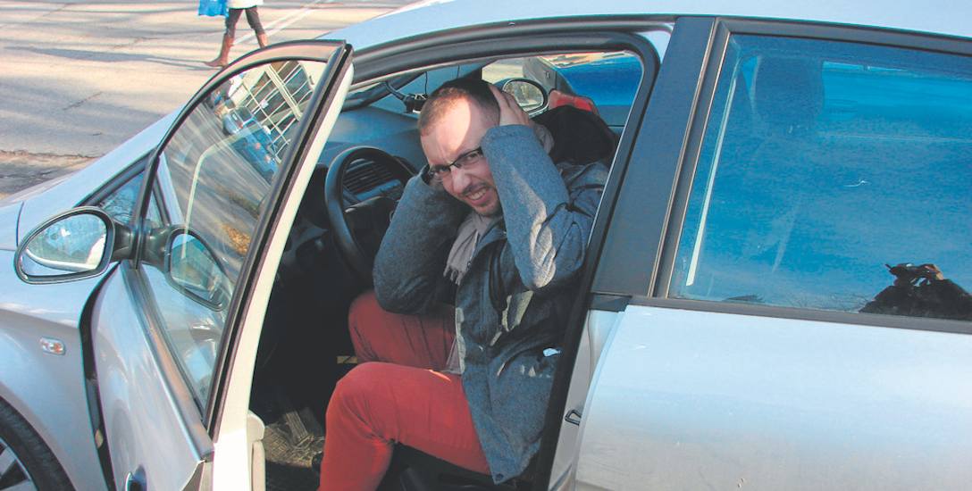 Michał Jagiencarz słyszy huk wieczorami, czekając na klientów w swojej taksówce na postoju przy ul. Klikowskiej w Tarnowie. - Jest bardzo uciążliwy,