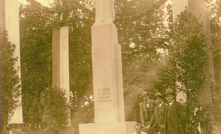 Ta fotografia została zrobiona kilka dni przed odsłonięciem monumentu. Siedzi Jan Wollmann. Stoją od lewej: Teodor Gajewski, Kazimierz Borucki oraz Piotr