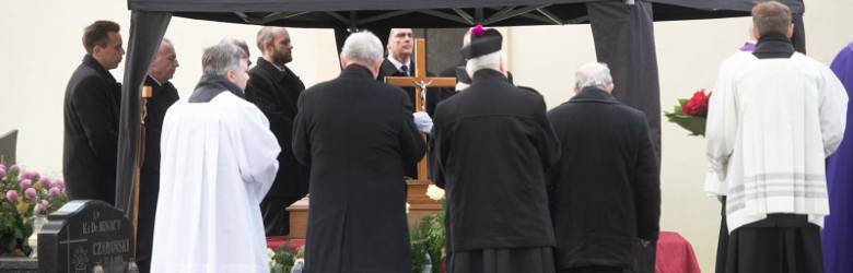 Pogrzeb abpa Paetza wzbudził w Poznaniu wiele kontrowersji. Planowano, że spocznie w katedrze, ale sprzeciwiali się temu niektórzy księża oraz osoby