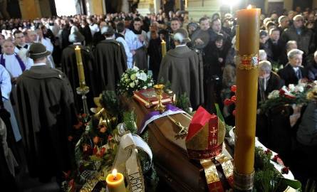 Trumna z ciałem arcybiskupa Ignacego Tokarczuka w dniu pogrzebu w Archikatedrze Przemyskiej.