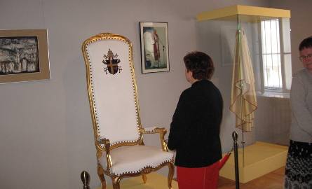 To fotel na którym Papież siedział w seminarium podczas pobytu w Radomiu- wskazuje Halina Styczeń