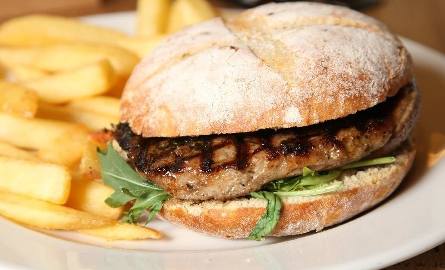 W menu znajdziemy między innymi gratkę dla amatorów niepowtarzalnych smaków – burgera z nowozelandzką jagnięciną z sosem miętowym.