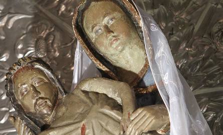 67-centymetrowa figura wykonana przez nieznanego autora znajduje się w ołtarzu głównym jarosławskiej bazyliki. Zapewne we wrześniu na głowach Maryi i