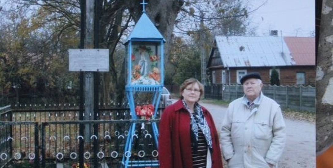 Eugeniusz Żałoba z córką Grażyną przed krzyżem we wsi  Mieleszkowce w gm. Kuźnica. Na tablicy metalowej widnieje napis: „Wieczna chwała żołnierzom Pułku