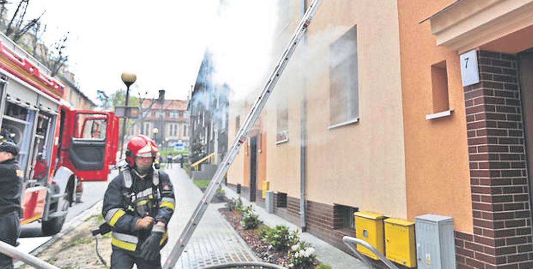 Gdy przyjechali strażacy, dym wydobywał się już z kilku okien jednopiętrowego budynku.