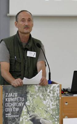 Dariusz Anderwald, prezes Komitetu Ochrony Orłów, jednej z najstarszych polskich organizacji pozarządowych. Pracownik SGGW Leśnego Zakładu Doświadczalnego
