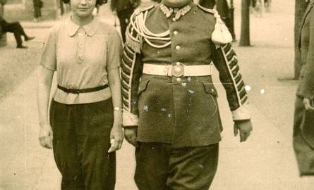 Rok 1935. Nastoletnia Ula z wujem Władysławem Andreskowskim, żołnierzem 16. Pułku Ułanów Wielkopolskich