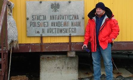 Przy polskiej stacji naukowej na Antarktydzie.