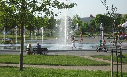 Jeszcze częściej dzieci pluskają się w fotannie w parku Górczyńskim