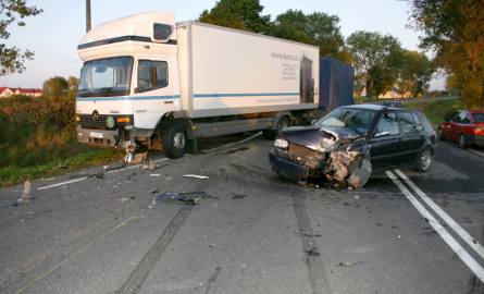 Golf czołowo zderzył się z ciężarówką. Kierowca i pasażerowie volkswagena uciekli. (zdjęcia)