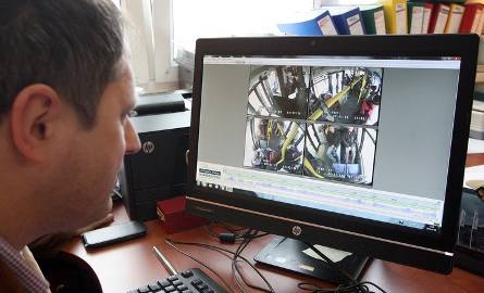 Obejrzeliśmy nagranie z autobusowego monitoringu w towarzystwie Dariusza Wołoszczuka, rzecznika ZDiTM. Na nagraniu widać, że pasażerka podejmuje kolejne