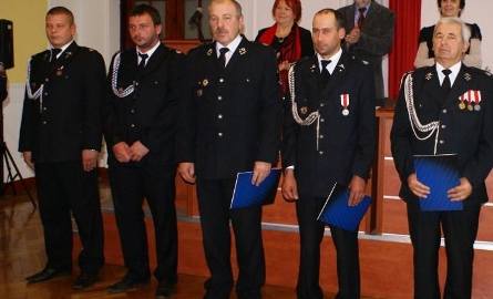 Listy gratulacyjne odebrali przedstawiciele jednostek Ochotniczych Straży Pożarnych, które brały udział w akcji.