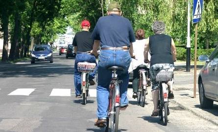 Rowerzyści bardzo często jeżdżą małymi grupkami, utrudniając wyprzedzenie ich.