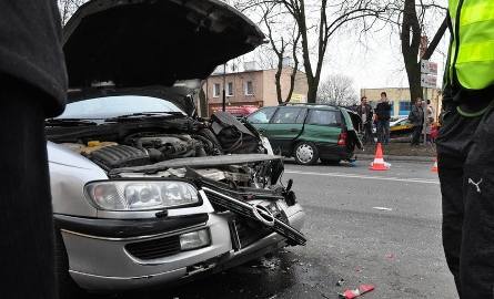 Na ulicy Grunwaldzkiej zderzyły się dwa samochody i motocykl [zdjęcia, film]