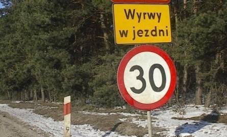 Przed i za Krasocinem ustawiono znaki ostrzegawcze informujące o wyrwach w jezdni oraz wprowadzono zakaz poruszania się z prędkością większą niż 30 kilometrów