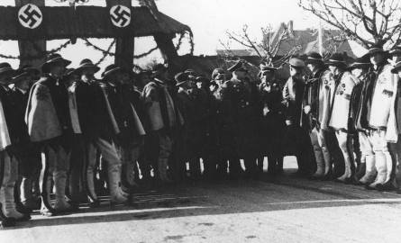 Gubernator Hans Frank w otoczeniu niemieckich oficerów i górali w strojach ludowych w Zakopanem. Fotografia grupowa. [3]