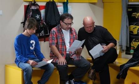 Zbigniew Zamachowski z filmowym synem Tomkiem i reżyserem Mikołajem Haremskim omawiają szczegóły kolejnego ujęcia.
