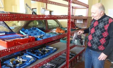 Krzysztof Kopeć prezentuje nowe narzędzia dla mechaników.