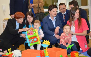 Wizyta była okazją do zabawy premier i minister z dzieciakami w żłobku.