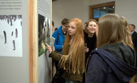 Młodzież oglądała wystawę z zainteresowaniem.