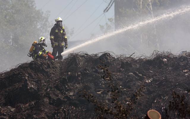 Pożar wysypiska śmieci w Zgierzu. Wiceminister środowiska Sławomir Mazurek: Zero tolerancji dla mafii śmieciowej [ZDJĘCIA] [WIDEO]