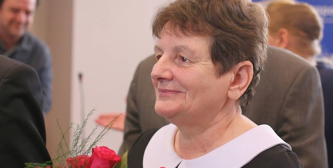 A może na kolejną sesję radni dadzą sobie po kwiatku i będą debatować bez złości? Na zdjęciu szefowa rady Krystyna Wąsik.