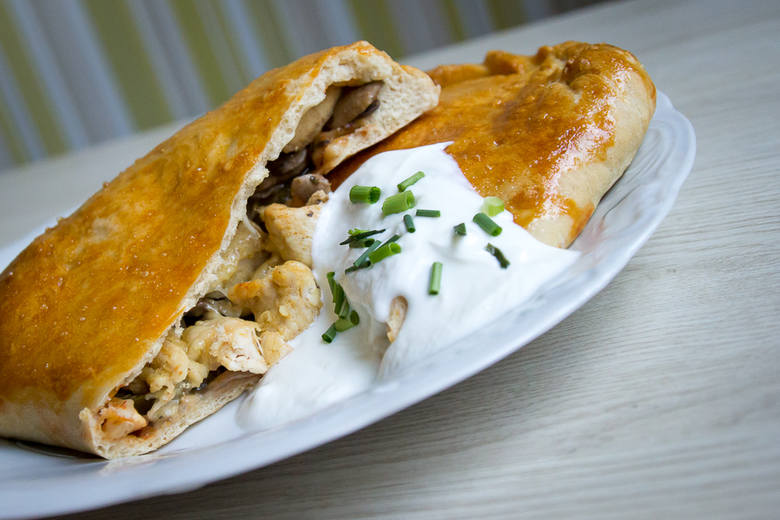 Pomysł na obiad. Pieróg faszerowany (calzone) z kurczakiem i sosem czosnkowym