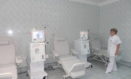 Pielęgniarka Grażyna Maluszczak pokazuje nowe aparaty do dializy, z których już za kilka dni będą mogli korzystać pacjenci.