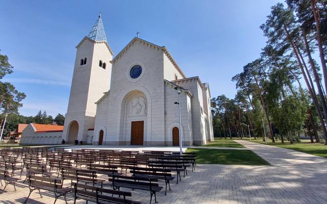 Loretto to oaza duchowości nad Liwcem. Sanktuarium, rekolekcje, noclegi. W tym miejscu niedaleko Warszawy odpoczniesz od zgiełku życia