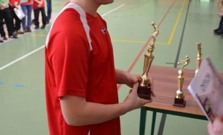 Najlepszy zawodnik turnieju w kategorii 1997 i młodsi Michał Rogula z ZPO Kurzelów.