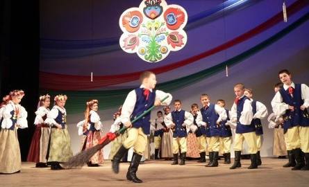 W "Lublinie" chłopiec tańczył z miotłą.