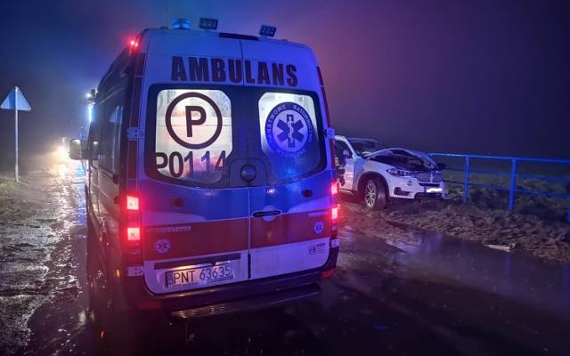 Wypadek luksusowego BMW na drodze między Krystianowem a Śliwnem, w gminie Kuślin. Kierowca rozbił się we mgle i uderzył w barierki [ZDJĘCIA]