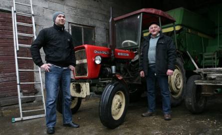 Pan Zbigniew z synem Radosławem prezentują najstarszy z trzech ciągników, jaki mają w swoim gospodarstwie – Ursus C330. – Nadal jest niezastąpiony –