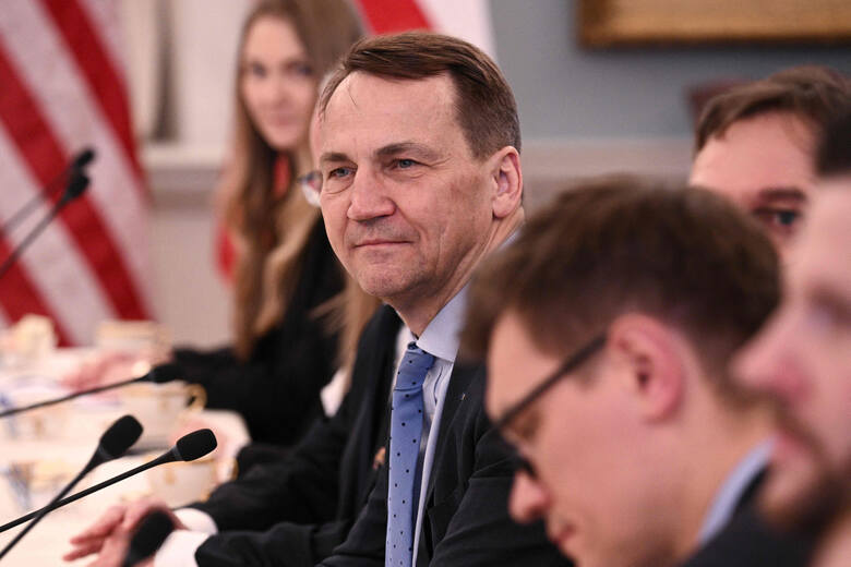 This is how Radosław Sikorski lives. See the historical manor home of the minister
