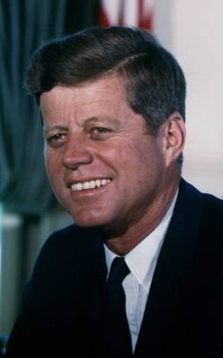Prezydent Stanów Zjednoczonych John Kennedy. Zabójca kapelusza? Chyba raczej posiadacz zabójczej grzywy, którą żal mu było ukrywać pod kapeluszem