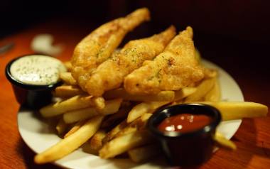 Kolejnym kultowym smażonym daniem jest angielskie fish and chips, czyli frytki i ryba.
