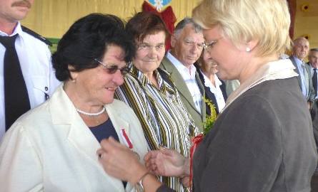 Wiesława Aloszko otrzymała odznaczenie z rąk minister Beaty Oczkowicz.