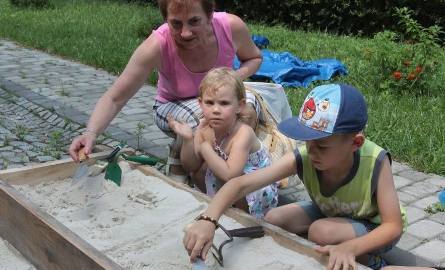 W warsztatach małego archeologa wzięli udział Hania i Jaś pod opieką babci.