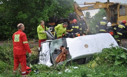 Tragedia w powiecie buskim. W zderzeniu ciężarówki z volkswagenem zginęły dwie osoby