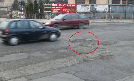 Studzienka (zaznaczona kółkiem)  na środku skrzyżowania ulicy Krakowskiej z Tadeusza Kościuszki i Oględowską, to prawdziwa zmora kierowców. Jej właścicielem