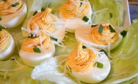 Jajka faszerowane musem z łososia można posypać koperkiem lub sproszkowaną słodką papryką.